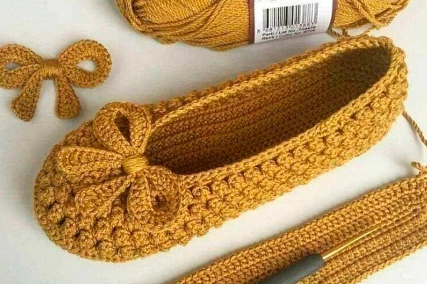 Тапочки с украшением спереди крючком