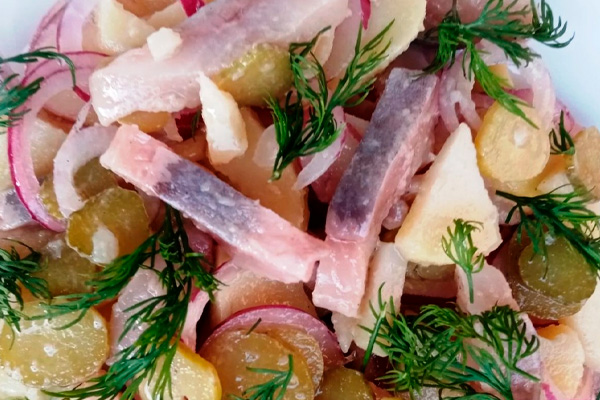 Салат с сельдью вместо надоевшей «Сельди под шубой». Вкусный и легкий!