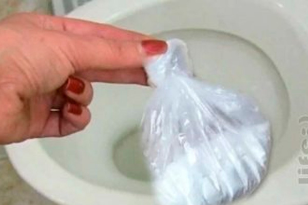 Завязываю пакетик и прикрепляю к бачку — унитаз сияет. И перед гостями стыдно не бывает