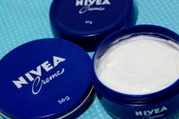 Многие люди используют крем Nivea в маленьких синих баночках и совершенно не знают все способы его применения…