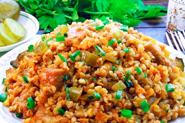 Гречка с мясом и солёными огурцами, на сковороде