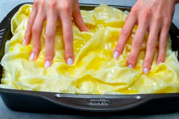 Оригинальный пирог с сырной начинкой – необычное и очень вкусное блюдо. Но, для начала отварите тесто