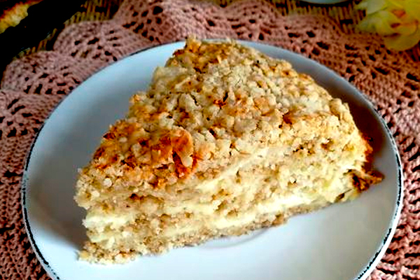 К очередному чаепитию можно порадовать семью вкусным и простым в приготовлении овсяным насыпным пирогом-тортиком с ванильным сметанным кремом.