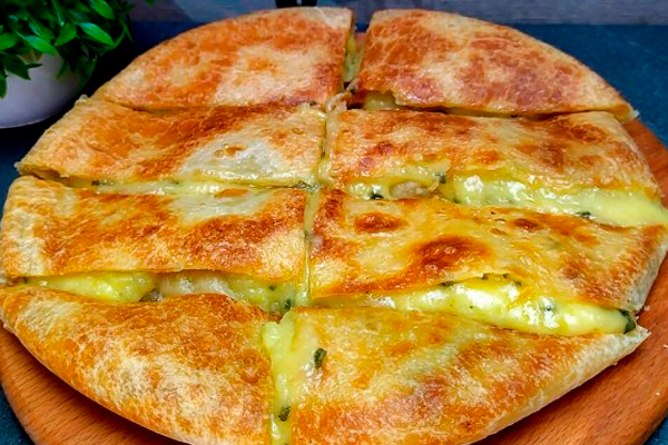 Чудо-пирог с картошкой и сыром на сковородке: используем вчерашнее картофельное пюре