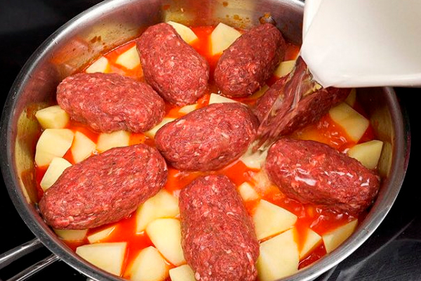 Интересный и простой рецепт приготовления котлет сразу с гарниром. Вкуснее, сочнее и проще